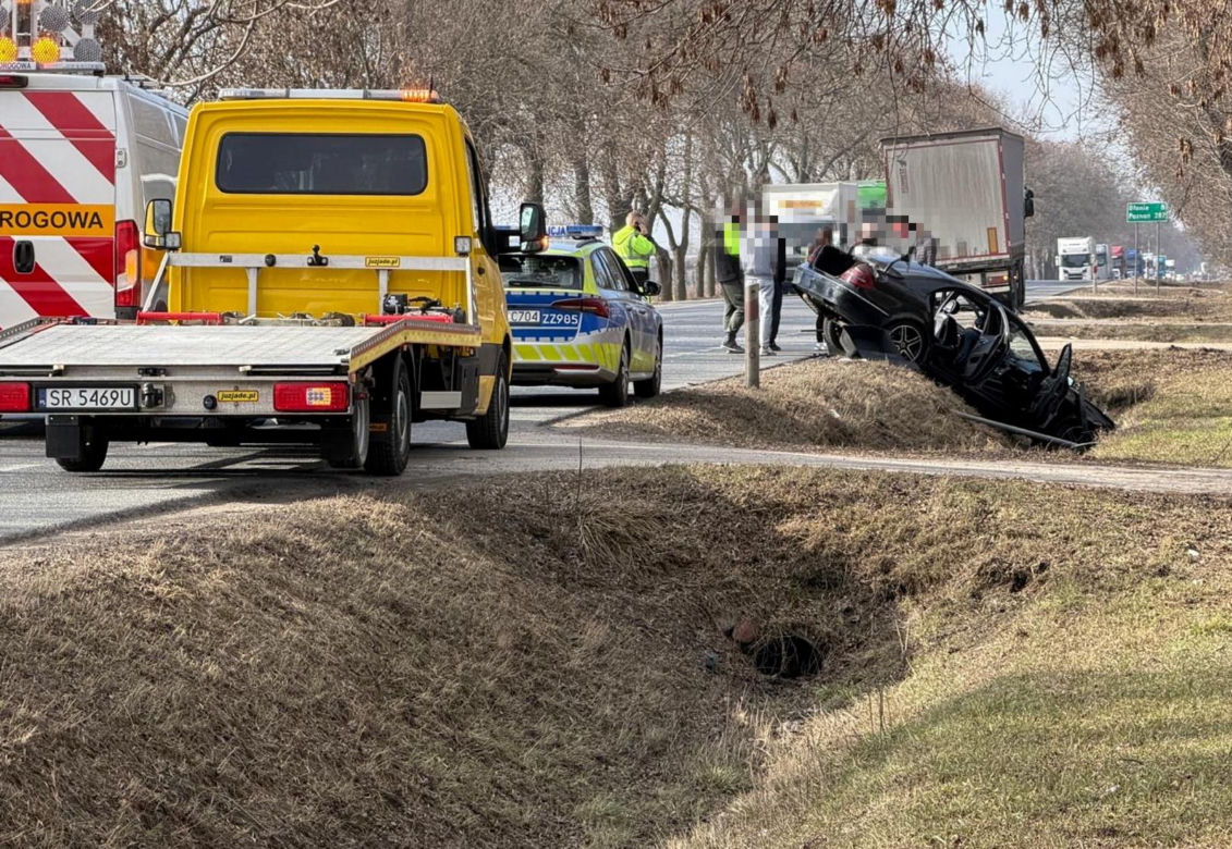 Twarde lądowanie w rowach. Pechowy koniec dwóch różnych podróży