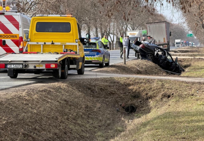 Twarde lądowanie w rowach. Pechowy koniec dwóch różnych podróży