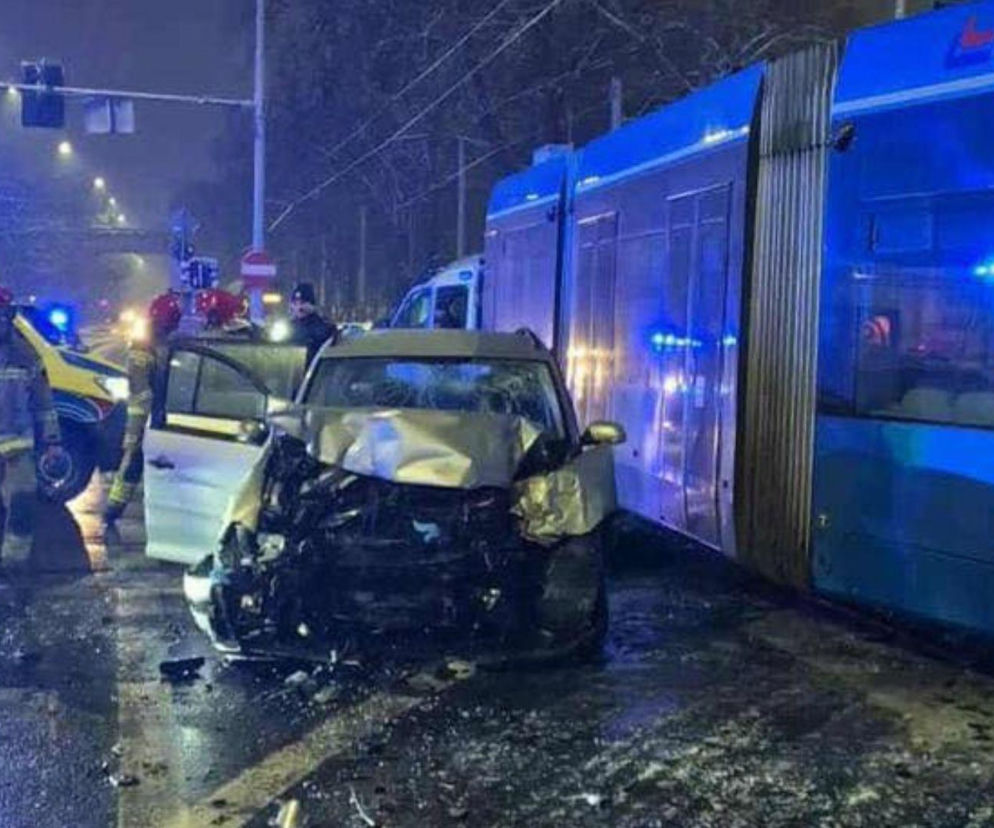 Wrocław. Samochód uderzył w tramwaj, są ranni