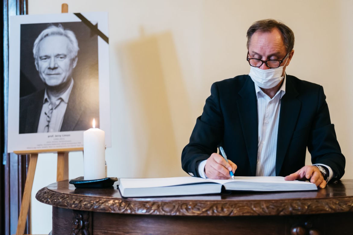 Księga kondolencyjna zmarłego prof. Jerzego Limona