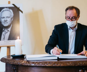 Księga kondolencyjna zmarłego prof. Jerzego Limona