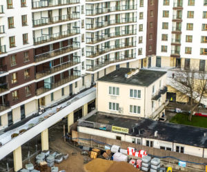 Dom otoczony blokiem przy ul. Bacha 35 w Warszawie