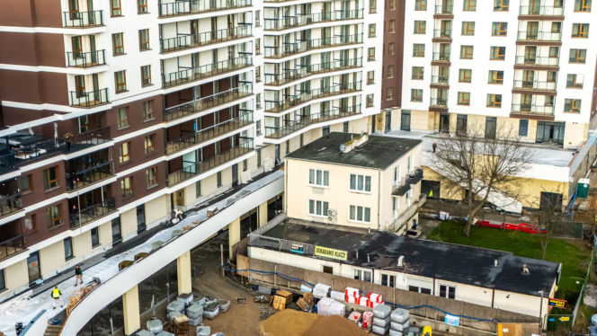 Dom otoczony blokiem przy ul. Bacha 35 w Warszawie