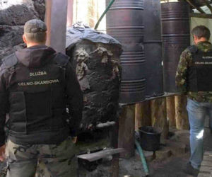 Zamaskowana bimbrownia zlikwidowana. Nakryli 28-latka w środku lasu