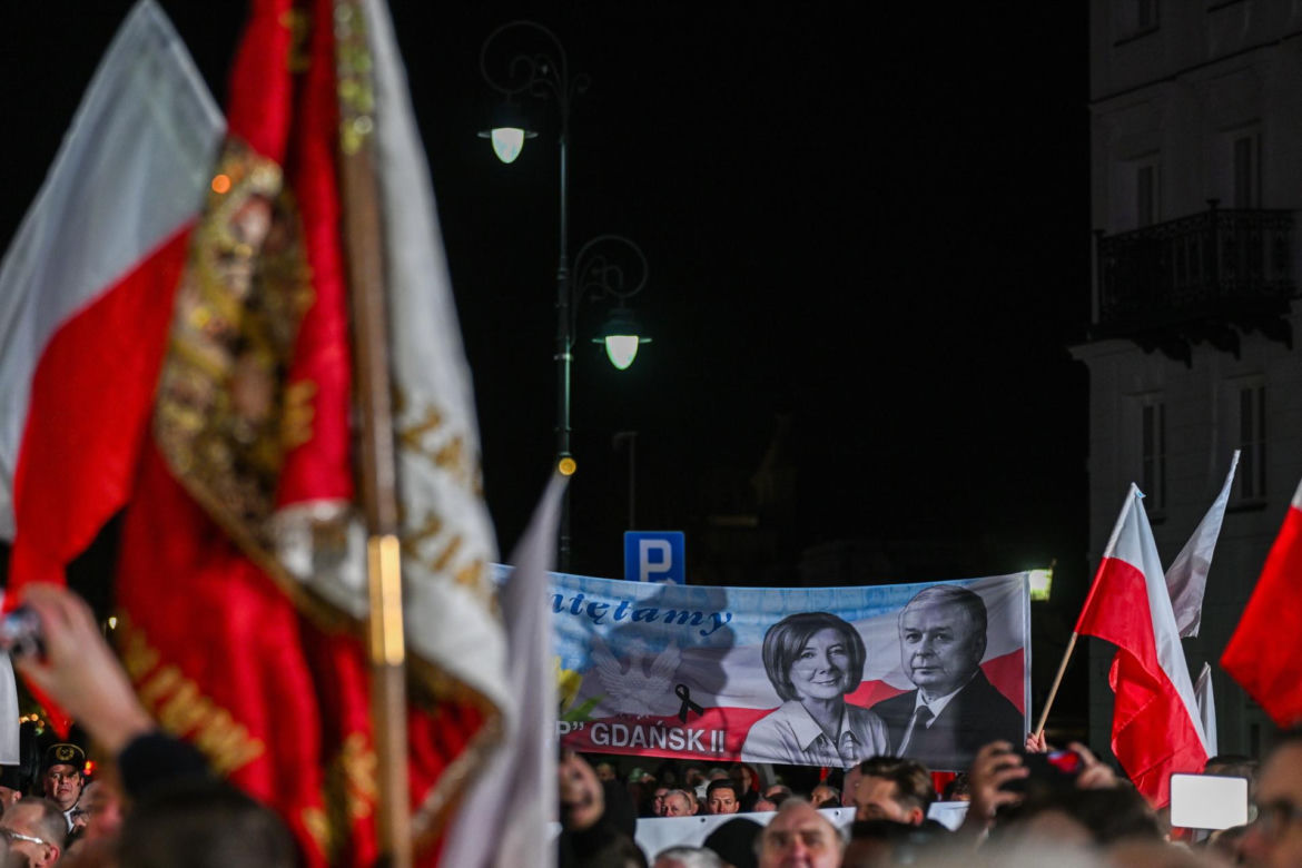 Kaczyński ściśnięty w tłoku pod pomnikiem smoleńskim