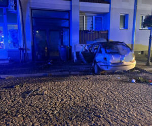 Auto wbiło się w blok mieszkalny. Pijany 19‑latek zatrzymany przez policję