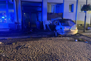 Auto wbiło się w blok mieszkalny. Pijany 19‑latek zatrzymany przez policję