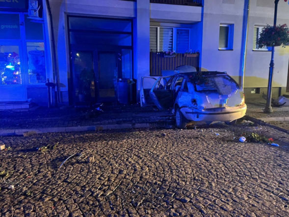 Auto wbiło się w blok mieszkalny. Pijany 19‑latek zatrzymany przez policję