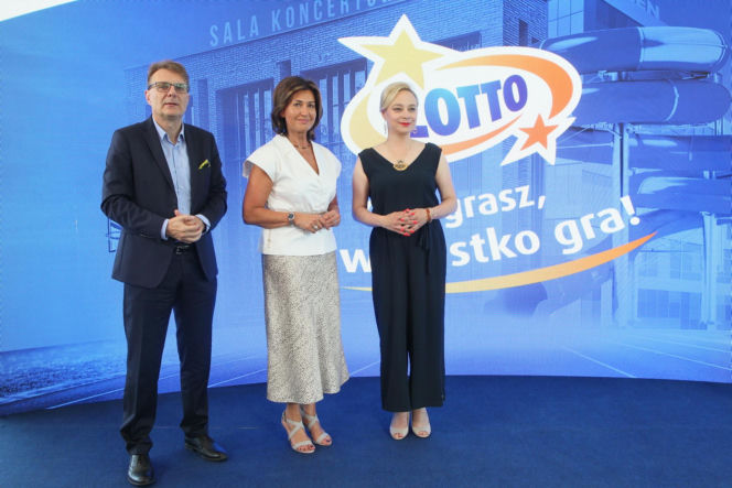 Ponad 7 mln zł dla lokalnych projektów. Na Służewcu wręczono czeki laureatom programu „Sportowo Kulturalnie Lokalnie”.