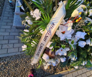 Groby Wiktorii i Konrada utonęły w kwiatach. Pochowali ich w święto zakochanych