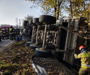 Ciężarówka wylądowała na boku! GROŹNY incydent w Trzycierzu