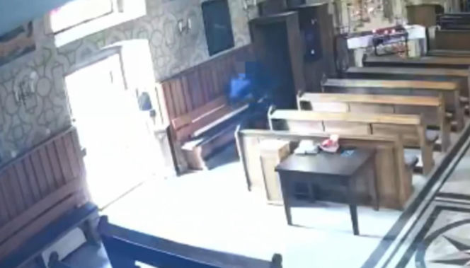 Po kradzieży kościelnej skarbony schował się pod folią na truskawki