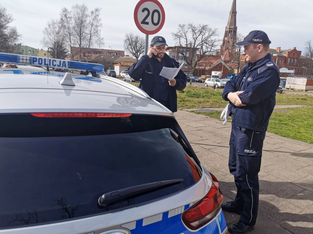 Szczecińscy policjanci kontrolują przestrzeganie kwarantanny