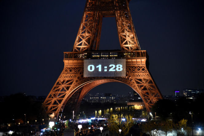 Wieża Eiffla rozbłysła na powrót Celine Dion