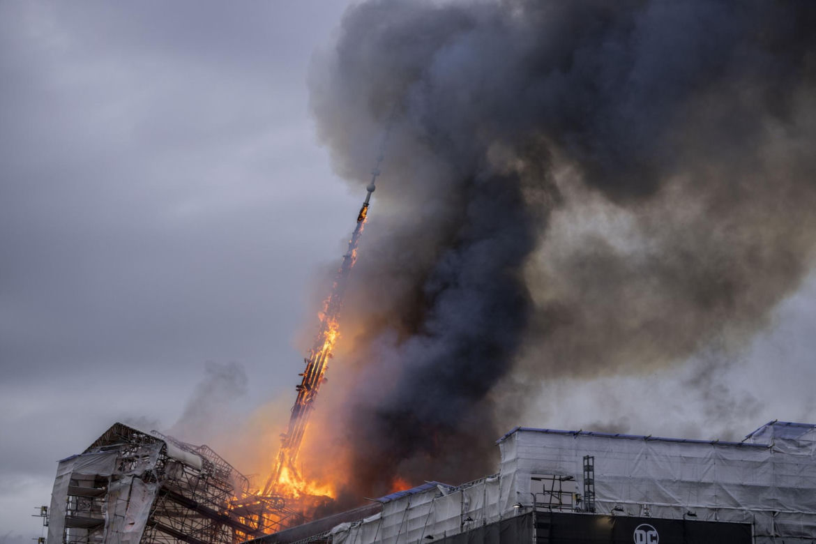 "Nasze Notre Dame" w ogniu! Runęła wieża! "400 lat dziedzictwa w płomieniach" 