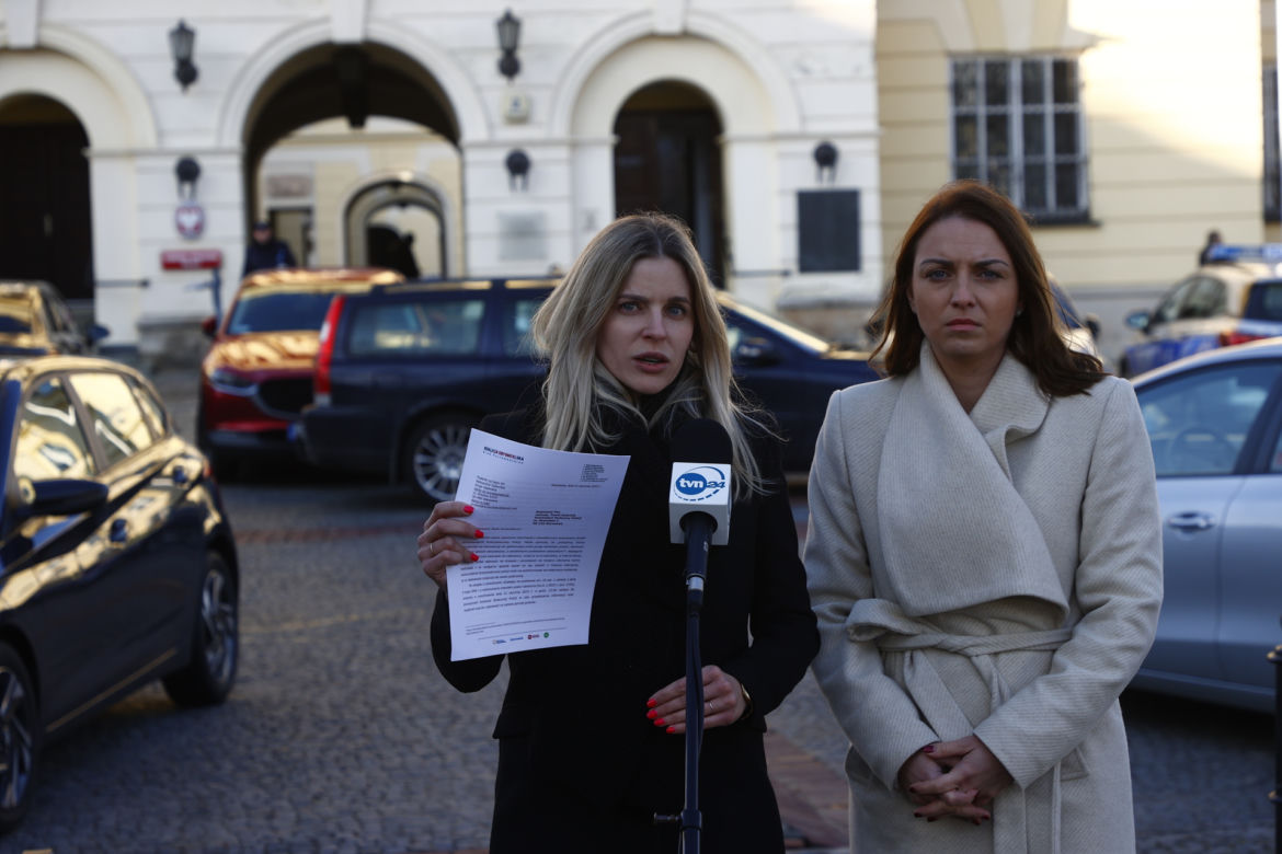 Policjanci, którzy rozbili radiowóz na drzewie, usłyszeli zarzuty! Posłanki interweniują w Komendzie Stołecznej Policji 