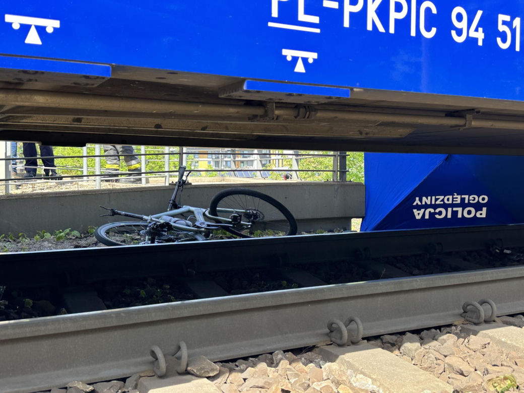 Rowerzysta potrącony przez pociąg Intercity. Zginął na miejscu. Dramat na stacji Warszawa ZOO