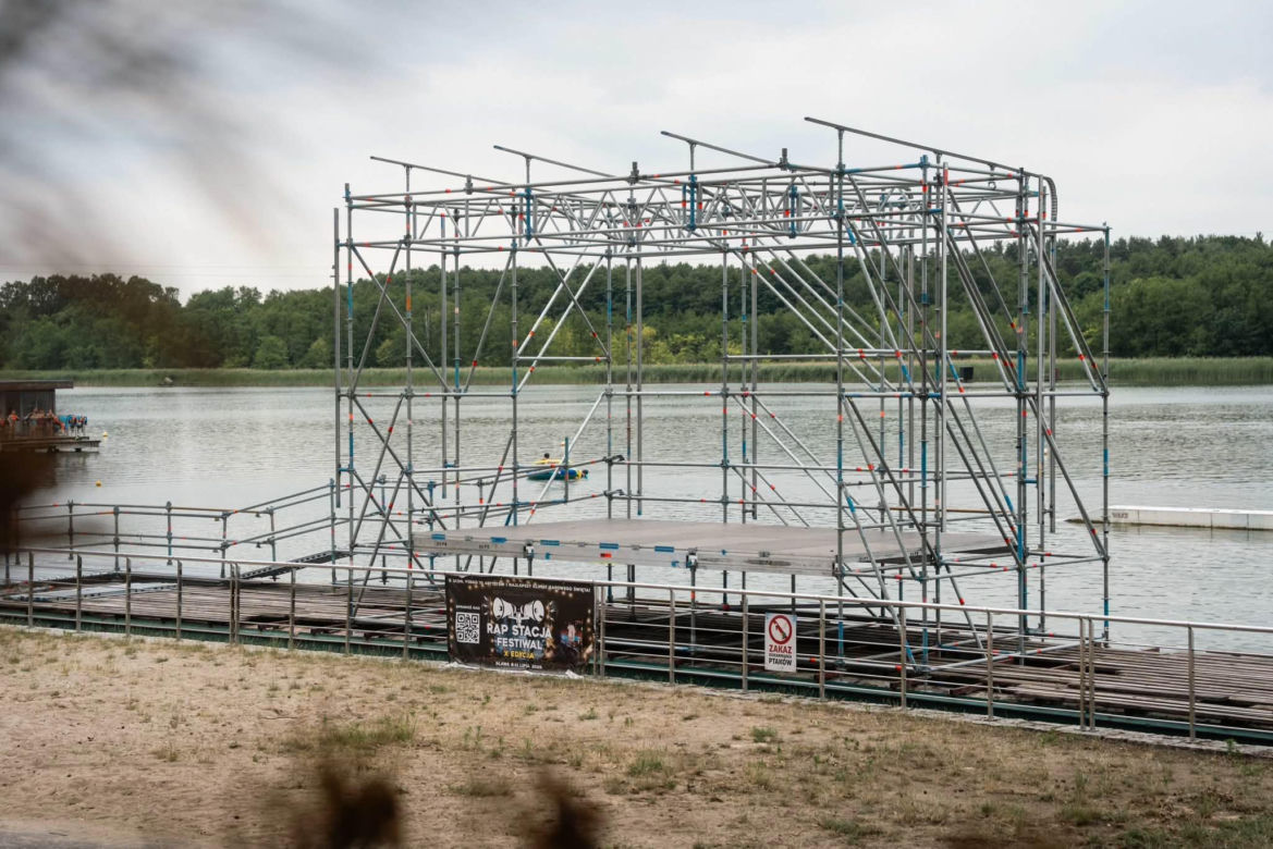 Budowa sceny na Rap Stacja Festival