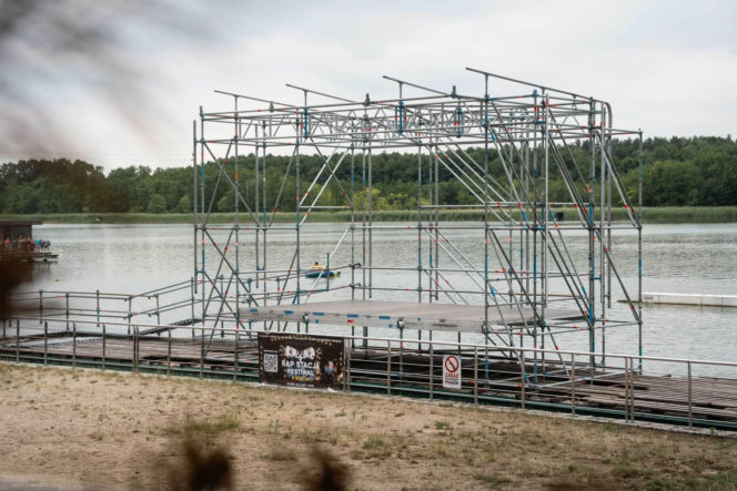 Budowa sceny na Rap Stacja Festival