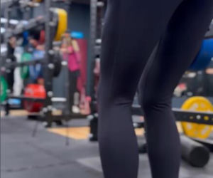 Nie dzierga szalików, nie opiekuje się wnukami. Joanna Racewicz nie daje sobie w kaszę dmuchać!