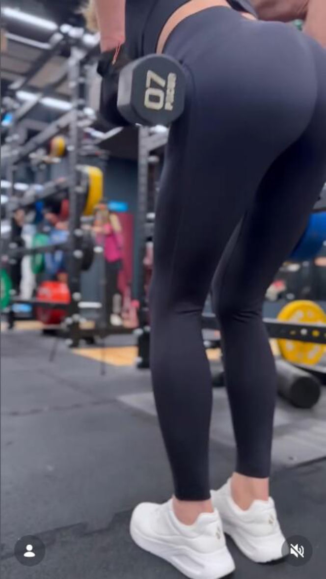 Nie dzierga szalików, nie opiekuje się wnukami. Joanna Racewicz nie daje sobie w kaszę dmuchać!