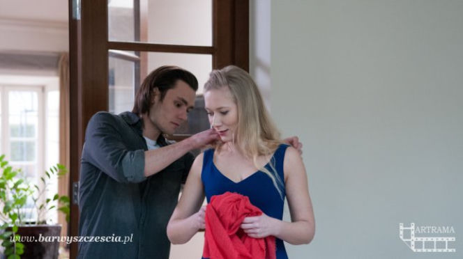 Barwy szczęścia odc. 1302. Bartek (Bartosz Gelner), służąca Mirka (Magdalena Kaczmarek)