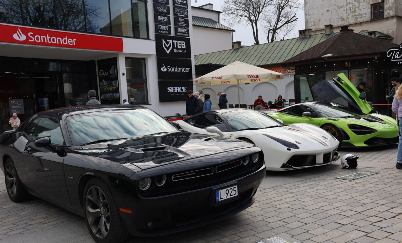Sportowe auta w centrum Lublina. Ruszył nowy sezon charytatywnych przejazdów!