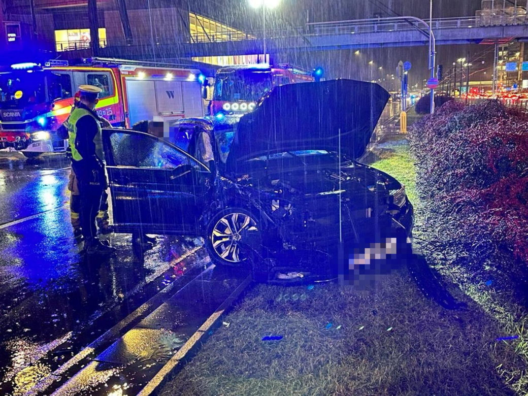Karetka wioząca pacjenta zderzyła się z osobówką. Trzy osoby potrzebowały pomocy