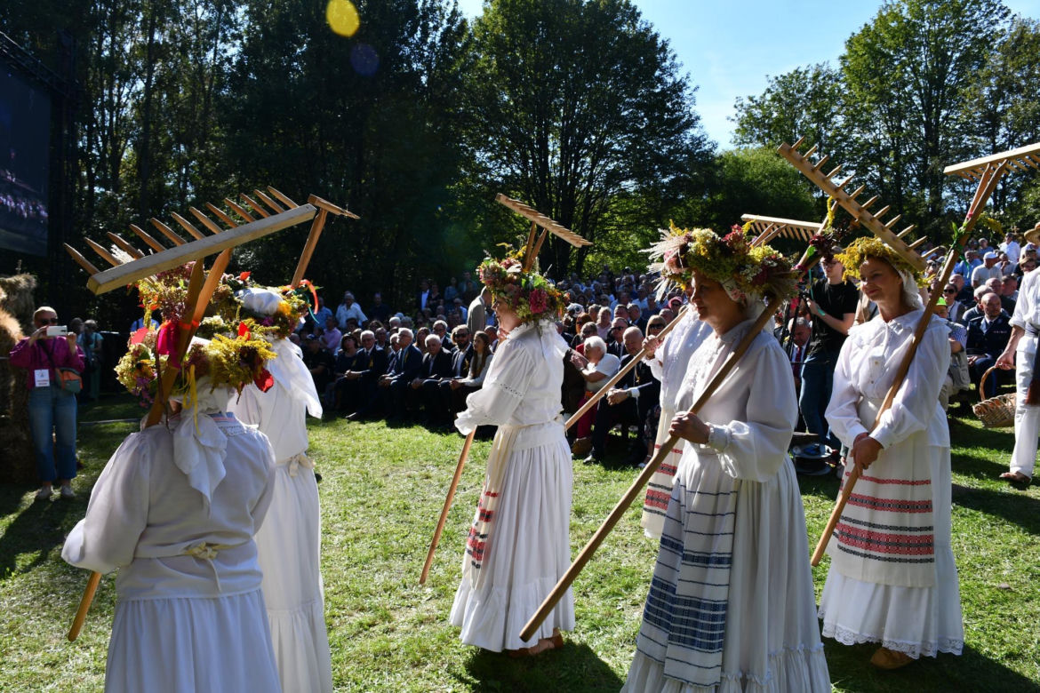 Tłumy na dożynkach w Olsztynku. Zobacz, jak wyglądało tegoroczne święto plonów