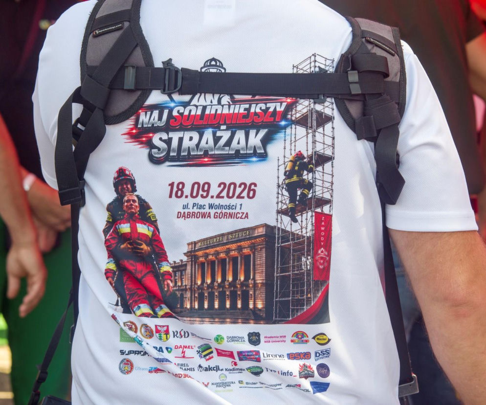 Plecy osoby w koszulce z grafiką zawodów Najsolidniejszy Strażak 2026. O wydarzeniu przeczytasz na SE Portal Obronny.