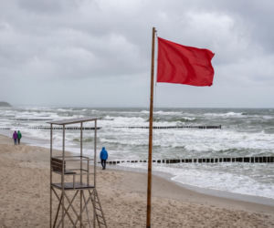 Zakaz kąpieli nad Bałtykiem. Czerwone flagi na wielu polskich plażach