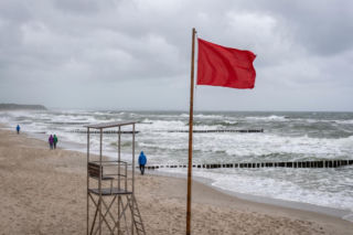 Zakaz kąpieli nad Bałtykiem. Czerwone flagi na wielu polskich plażach