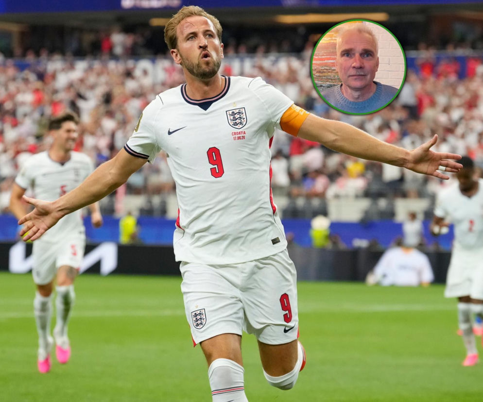 Harry Kane, napastnik reprezentacji Anglii, z rozłożonymi rękami celebrujący gola na boisku piłkarskim, z widocznym w prawym górnym rogu zdjęciem portretowym Piotra Czachowskiego. Więcej o ich rozmowie przeczytasz na naszym portalu.