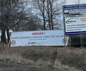 Znak ostrzegający kierowców o ograniczeniu w Koszalinie