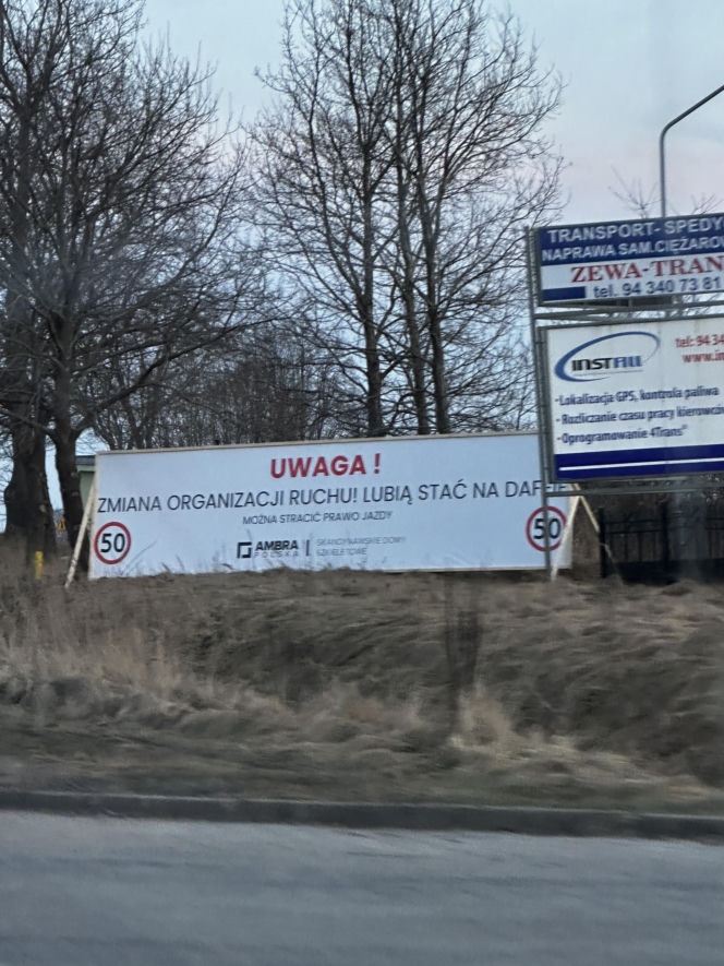 Znak ostrzegający kierowców o ograniczeniu w Koszalinie