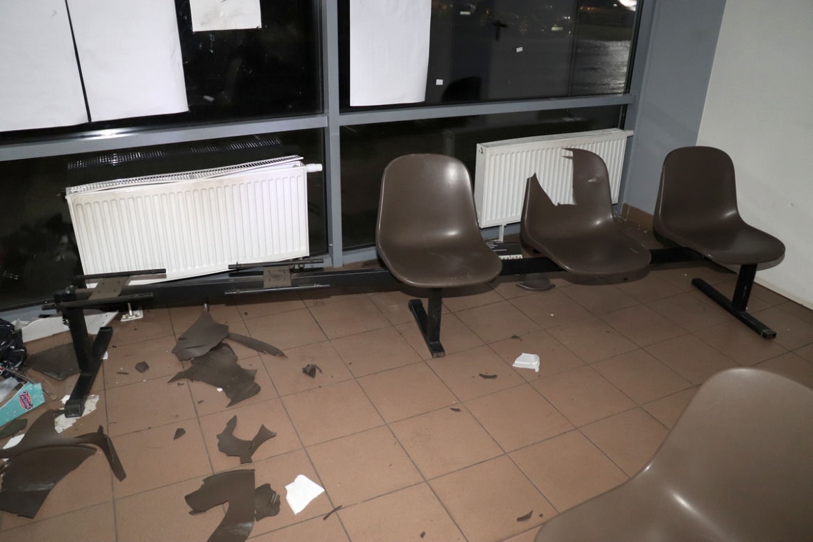 Zdemolował poczekalnię dworca w Radziejowie. 45-latek był kompletnie pijany