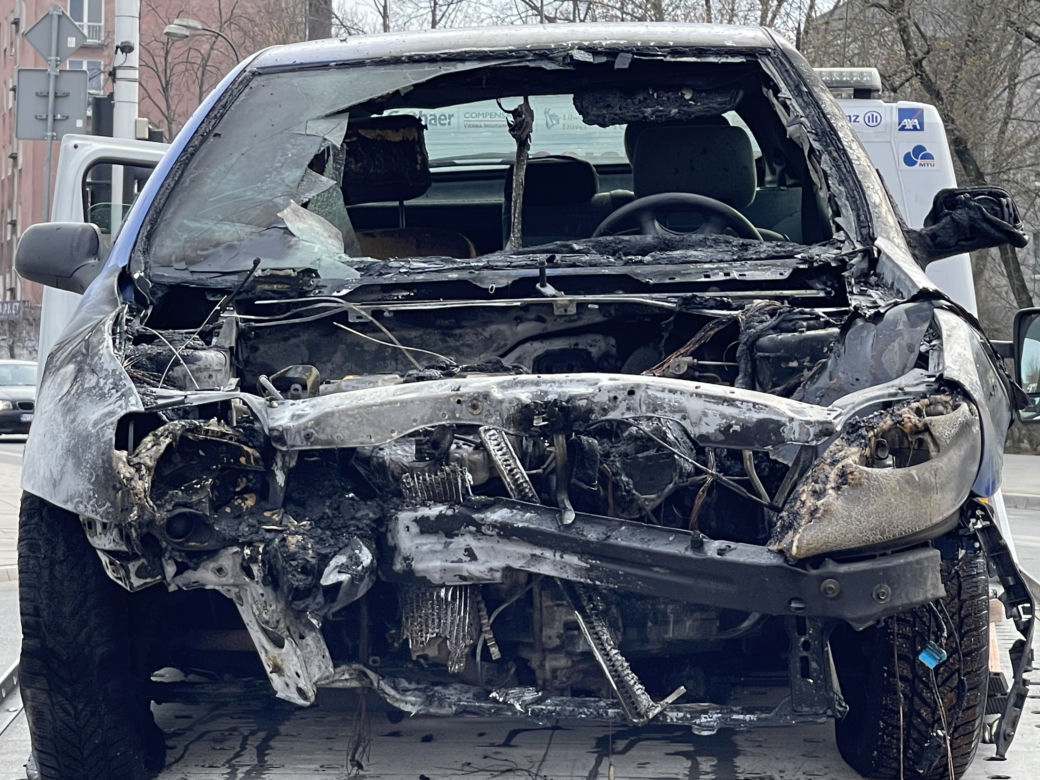 Wypadek samochodowy na Kamionku. Auto stanęło w płomieniach