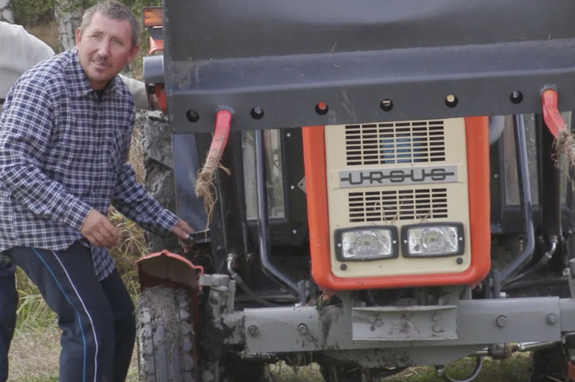 Rolnicy. Podlasie. Andrzej wyciąga traktor z błota