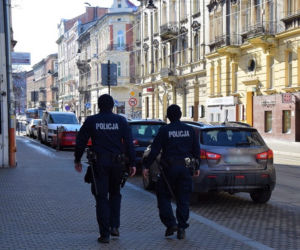 Krakowscy policjanci kontrolują przestrzeganie obostrzeń sanitarnych