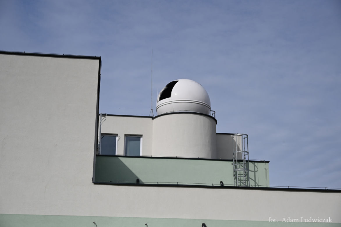 Pierwsze przyszkolne obserwatorium astronomiczne już działa! Otwarto je przy VII LO [ZDJĘCIA]