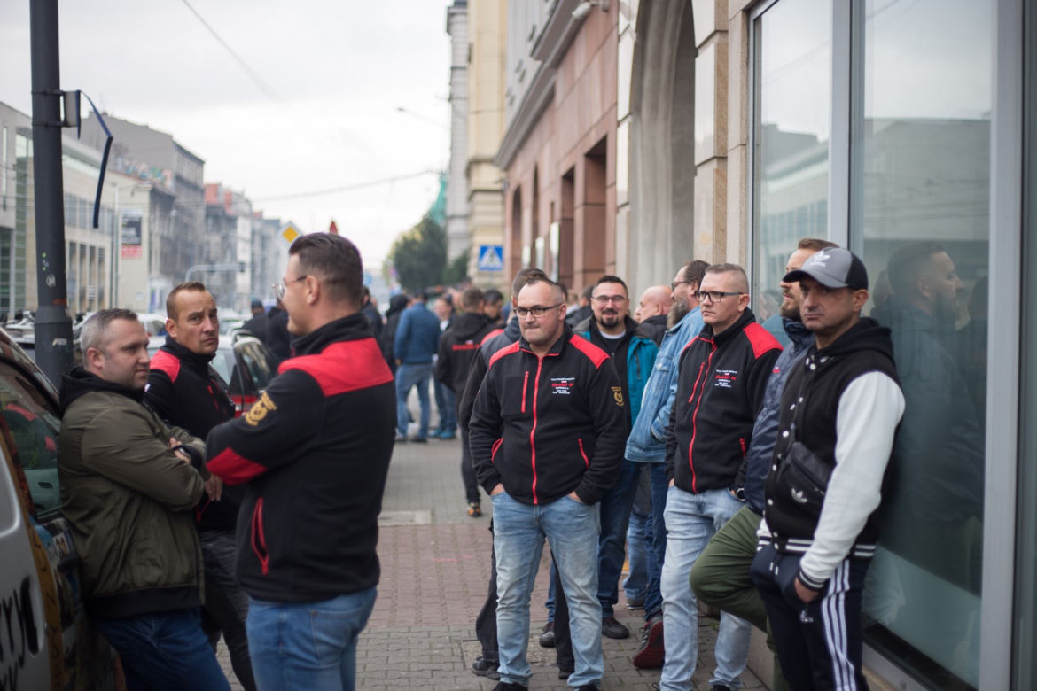 Kolejka po tani węgiel od Morawieckiego. Związkowcy: Szpitale, szkoły - pół polski błaga nas o węgiel