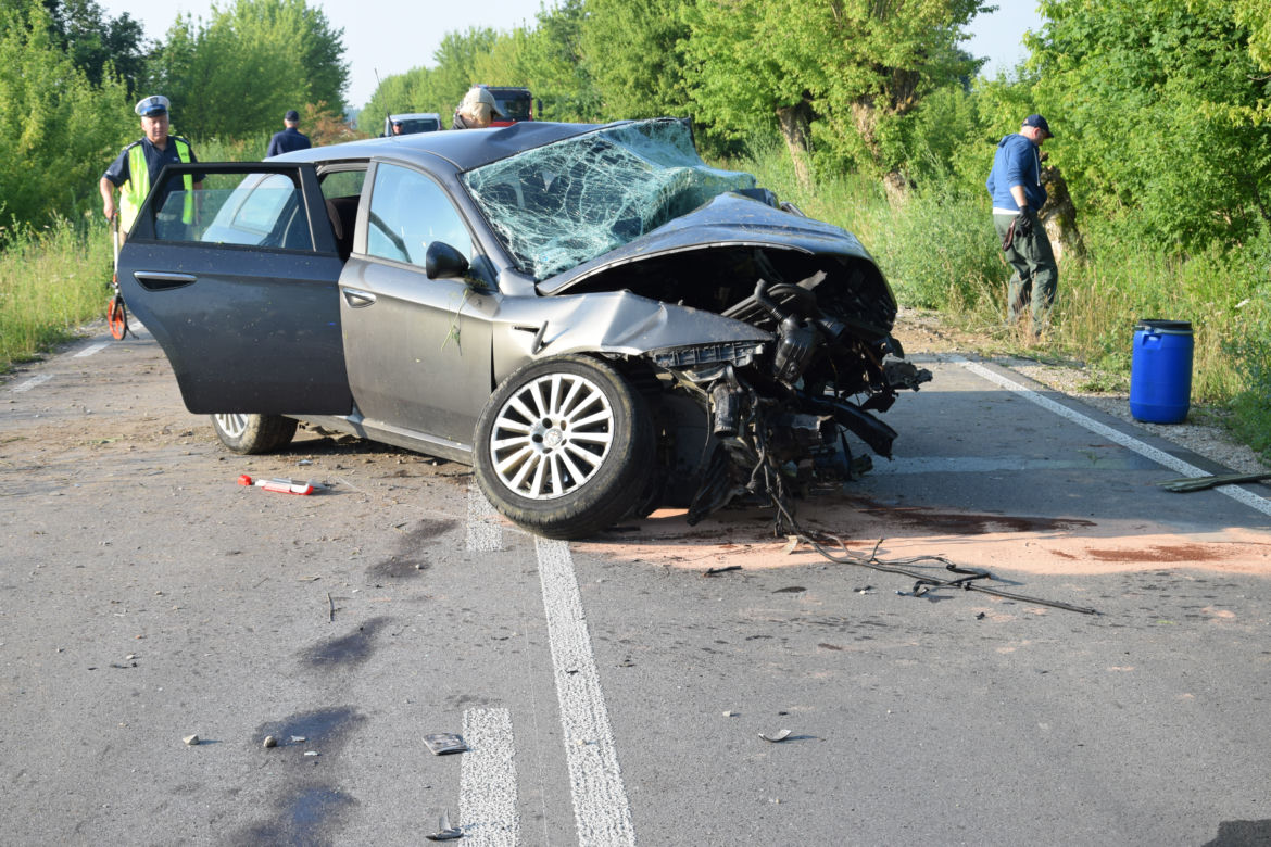 Psucin. Z potworną siłą rozbił się o drzewo! Nie żyje 31-latek!