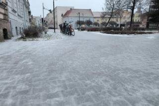 Gołoledź sparaliżowała region. Odwołane lekcje w Lesznie i okolicach, problemy z transportem