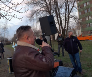 Michał Wiśniewski śpiewa i wygina się przed szpitalem w Rybniku. Co on tam wyprawia?! Mamy nagranie 