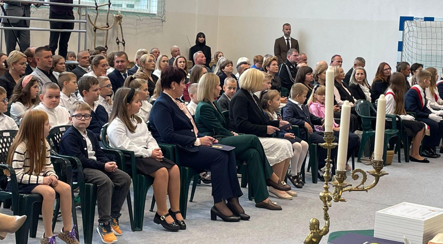 Pierwsza Dama uczciła z uczniami 100 lat od nadania imienia Stefana Batorego Szkole Podstawowej w Liwie
