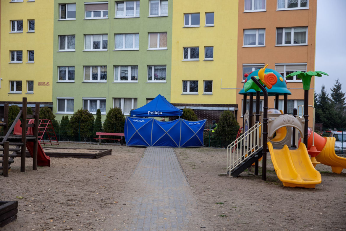 Chuligani ruszyli na policjantów