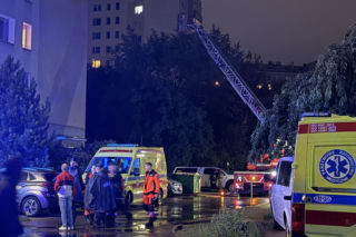Dramatyczna akcja służb w Warszawie. Mężczyzna po 19 godzinach zszedł z parapetu