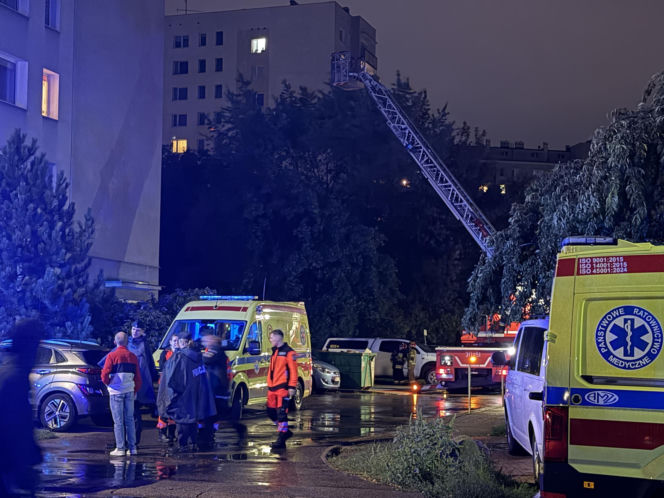 Dramatyczna akcja służb w Warszawie. Mężczyzna po 19 godzinach zszedł z parapetu