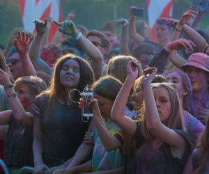 W Lubinie wybuchła bitwa... na kolorowe proszki. Zobacz zdjęcia z Festiwalu Kolorów! [GALERIA]