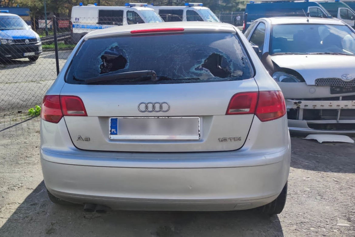 Przyłożył mu ostrze do szyi i kazał wsiąść do bagażnika. 19-latek został porwany przez bandytę